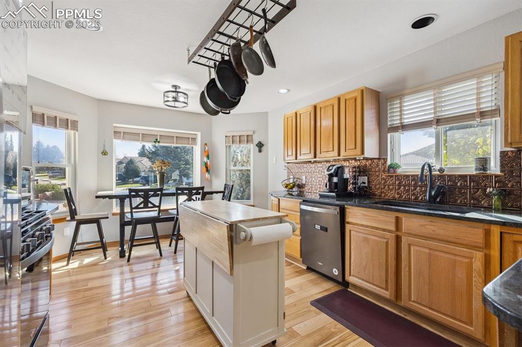 Image 10 of 39: Kitchen