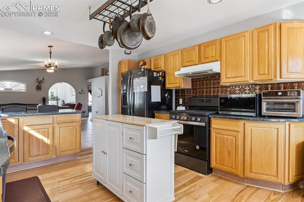 Image 13 of 39: Kitchen