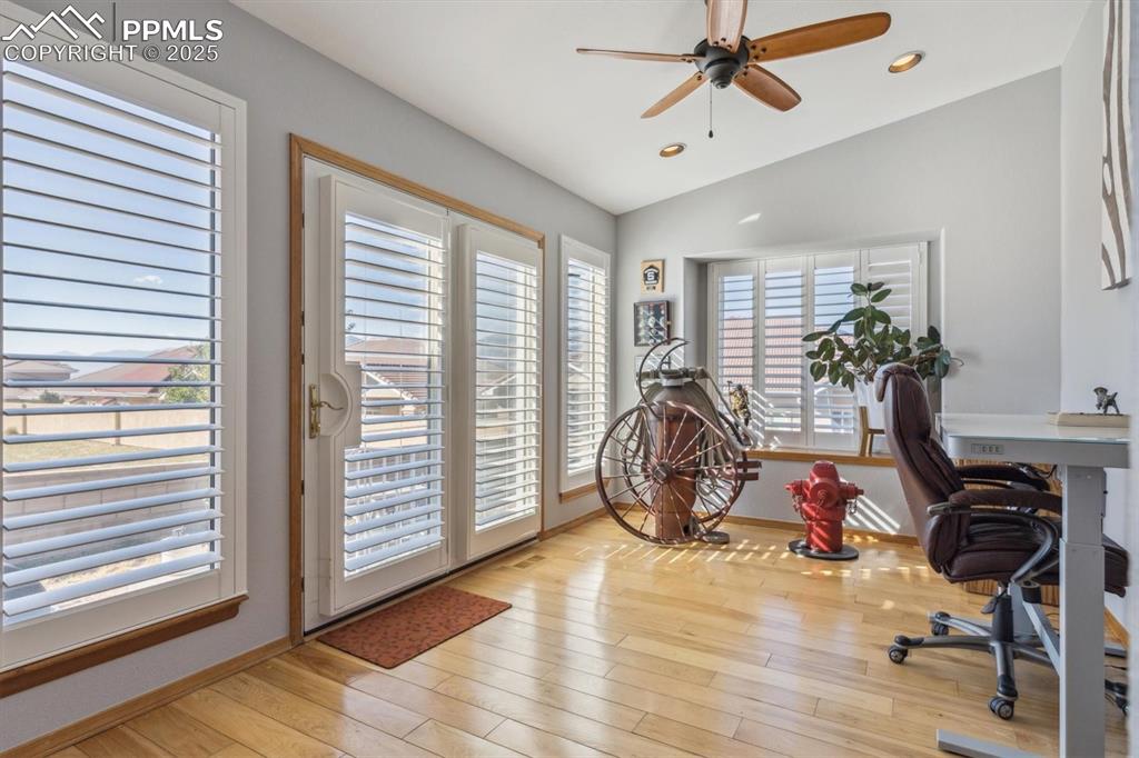 Image 14 of 39: Office