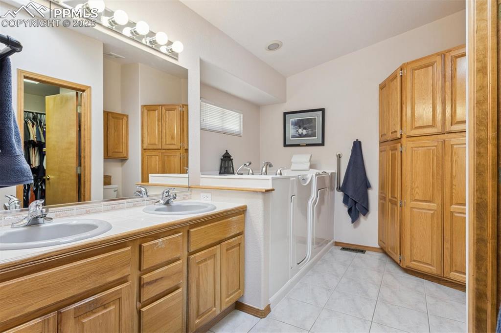 Image 16 of 39: Bathroom