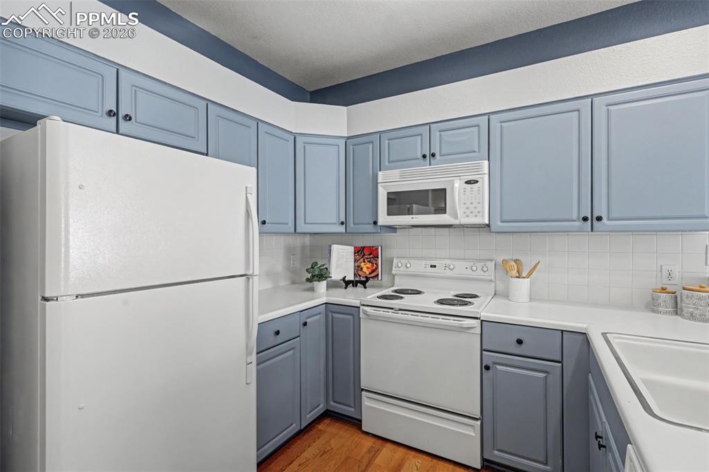 Image 10 of 39: Kitchen