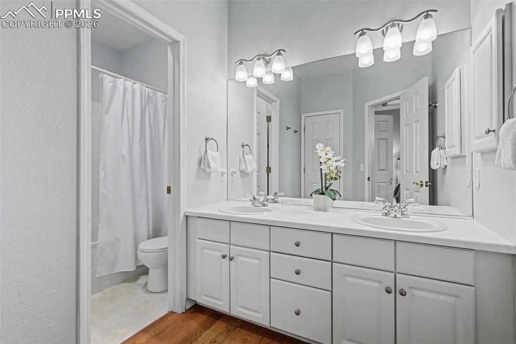 Image 15 of 39: Bathroom