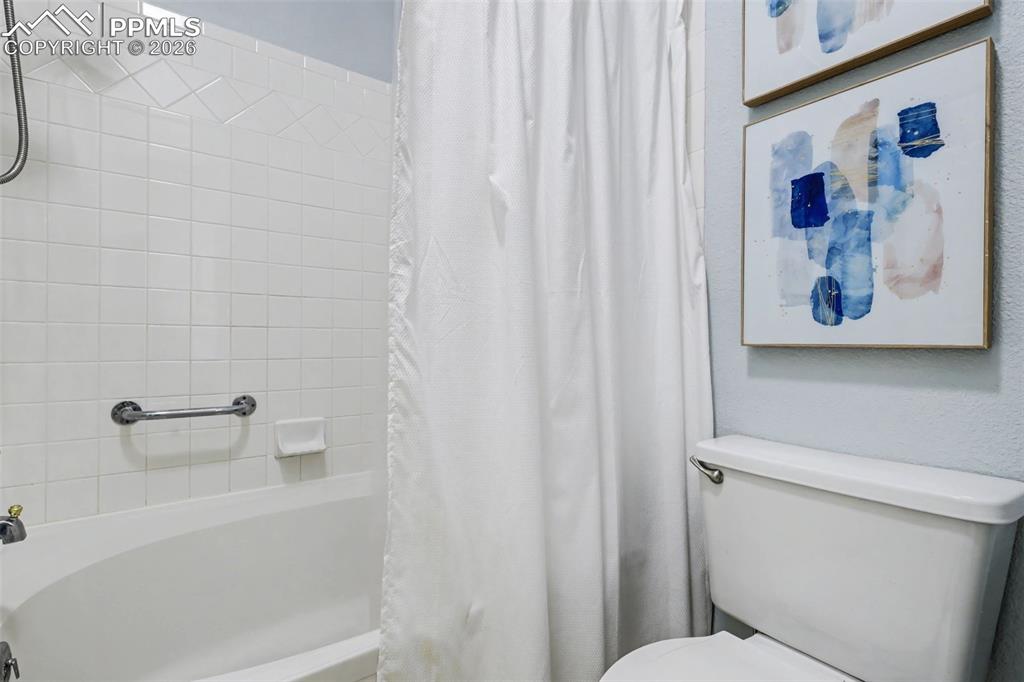 Image 16 of 39: Bathroom