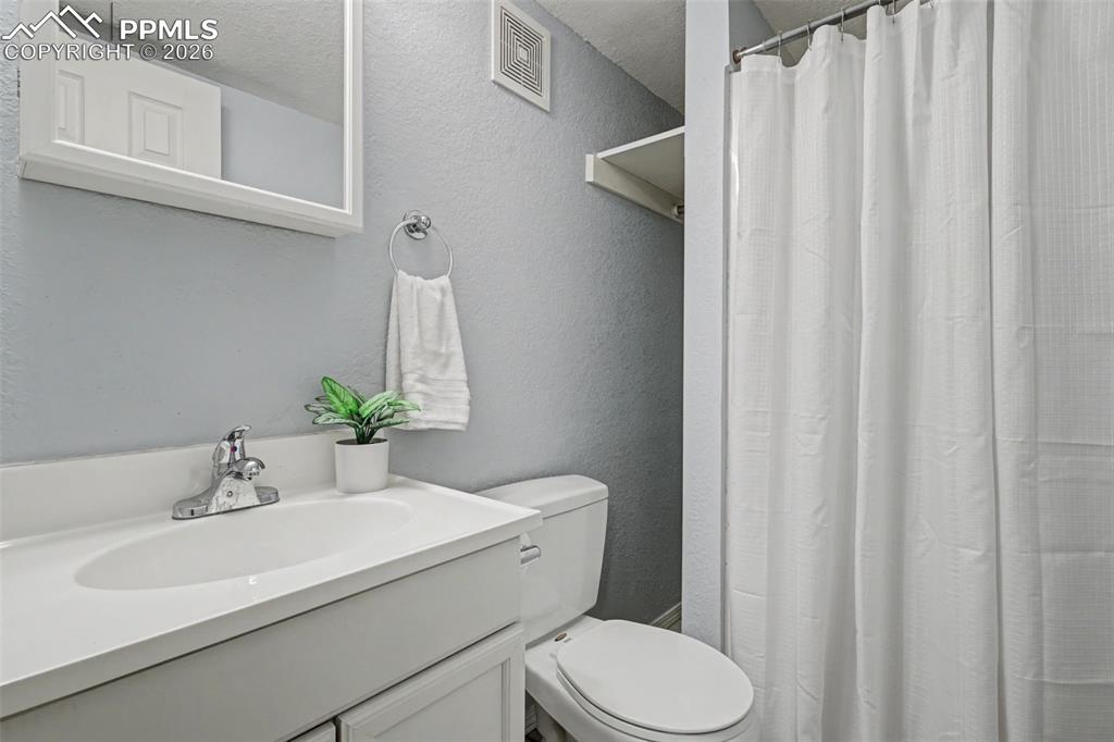 Image 21 of 39: Bathroom