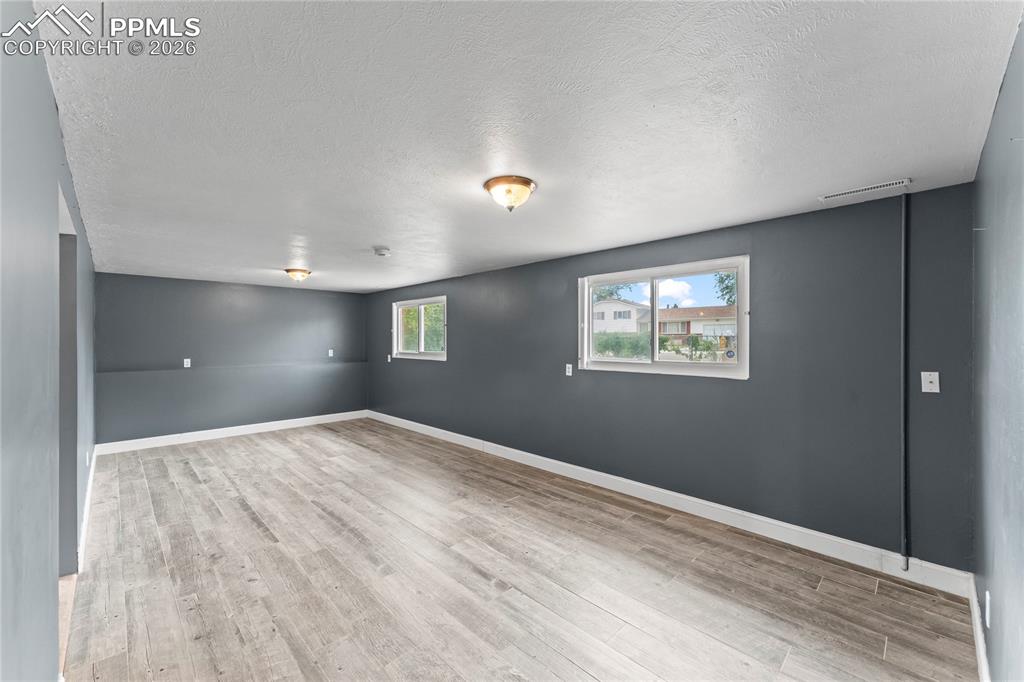 Image 10 of 13: Bedroom