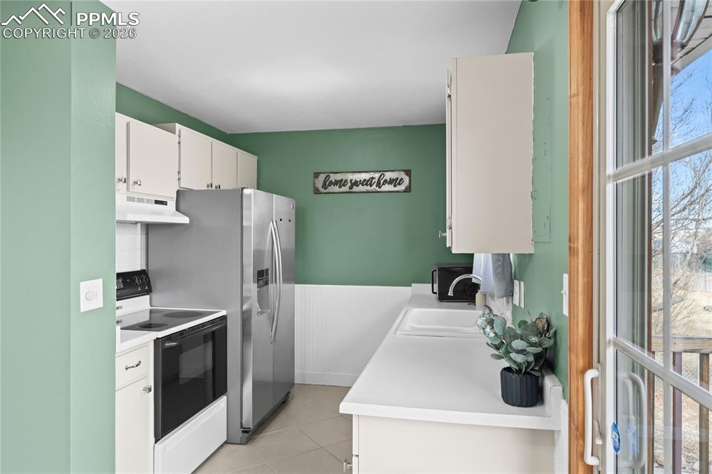 Image 6 of 13: Kitchen