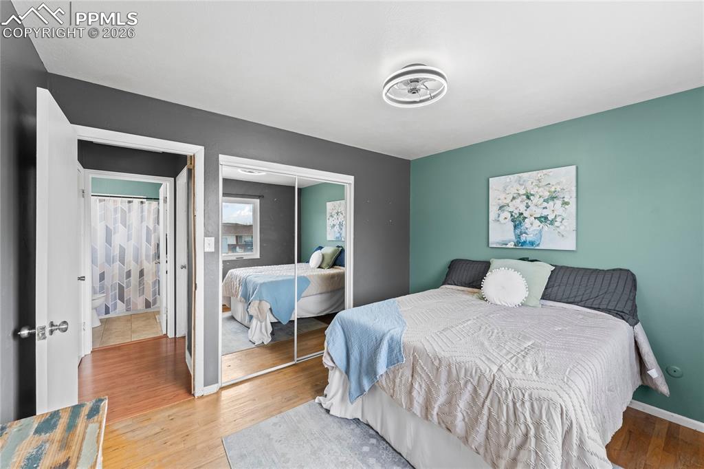 Image 7 of 13: Bedroom