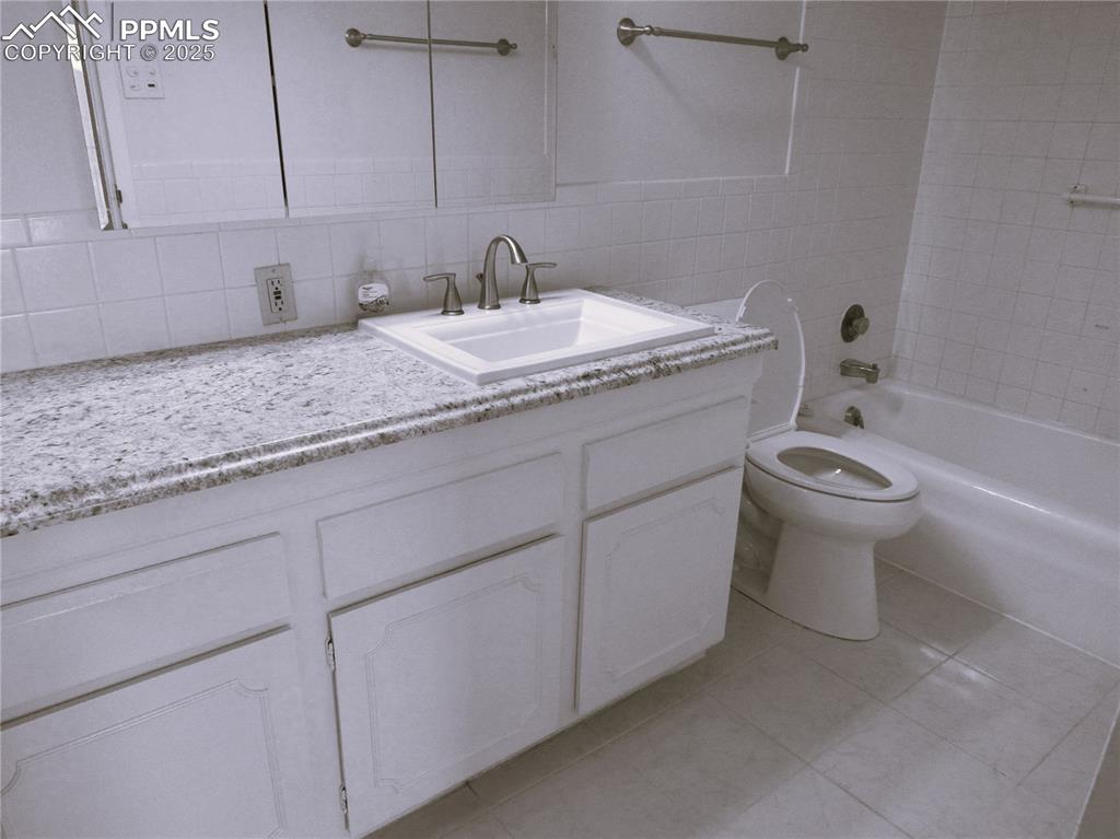Image 16 of 25: Bathroom