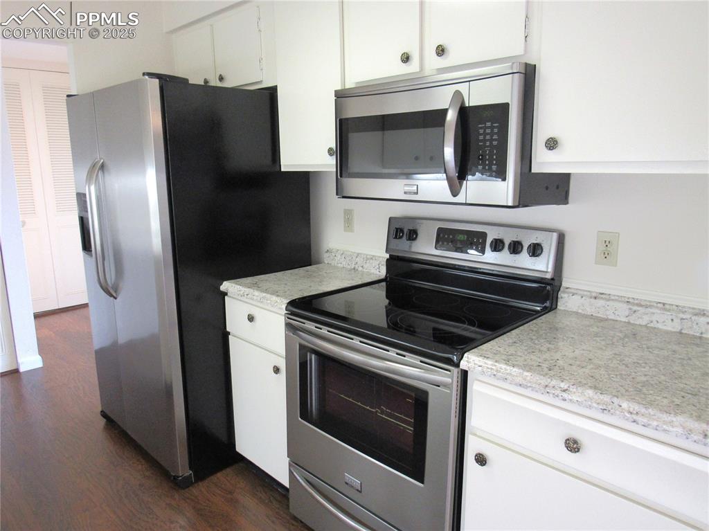 Image 7 of 25: Stainless steel appliances