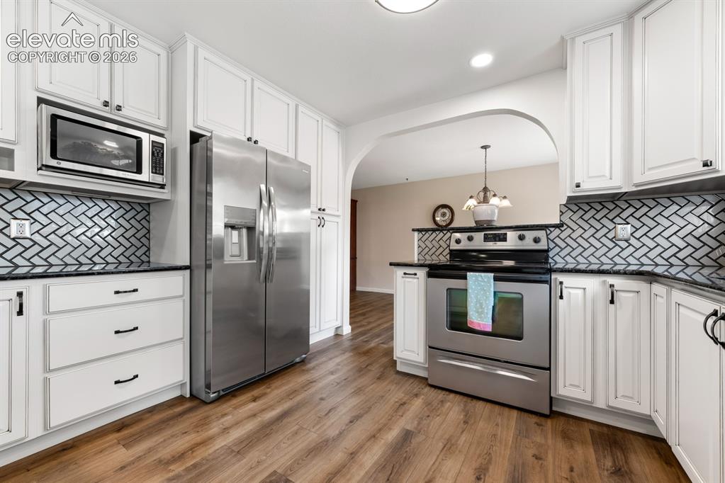 Image 15 of 48: Kitchen