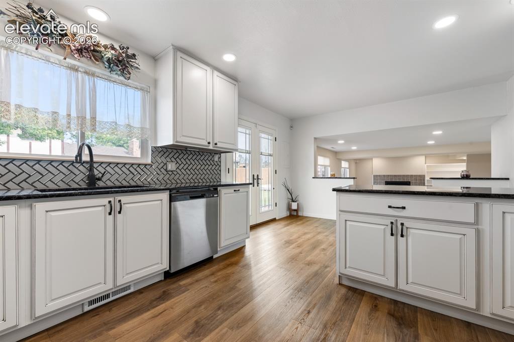 Image 16 of 48: Kitchen