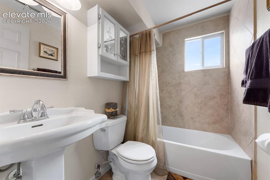 Image 22 of 48: Bathroom