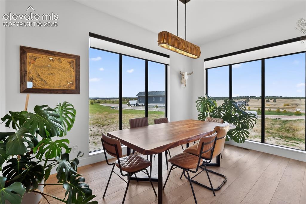 Image 10 of 33: Dining Area