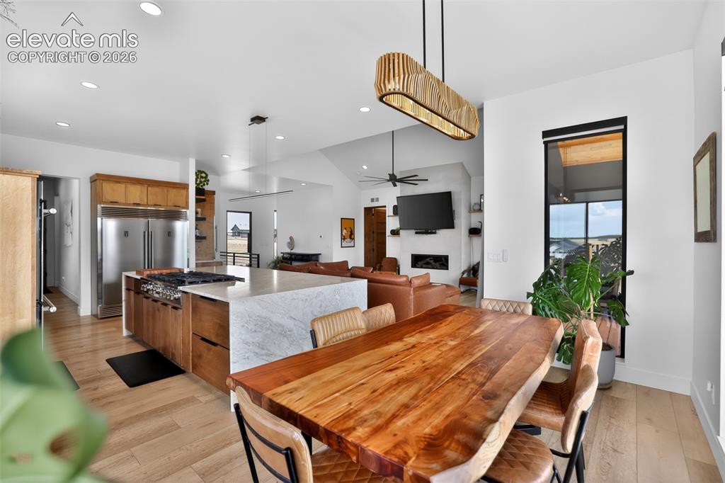 Image 11 of 33: Dining Area