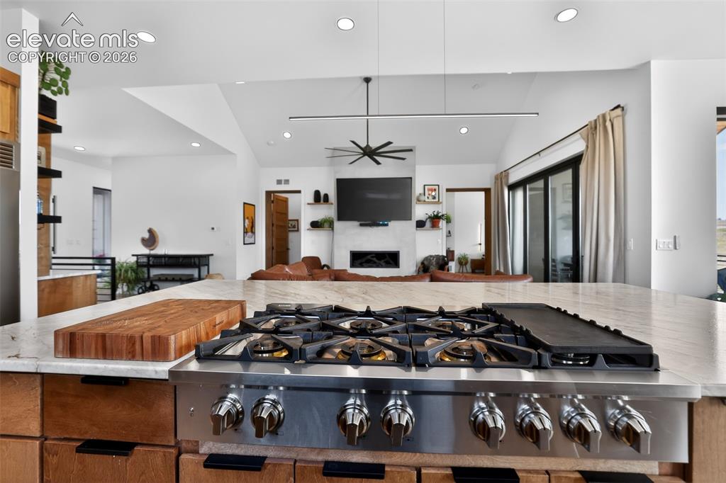 Image 9 of 33: Kitchen