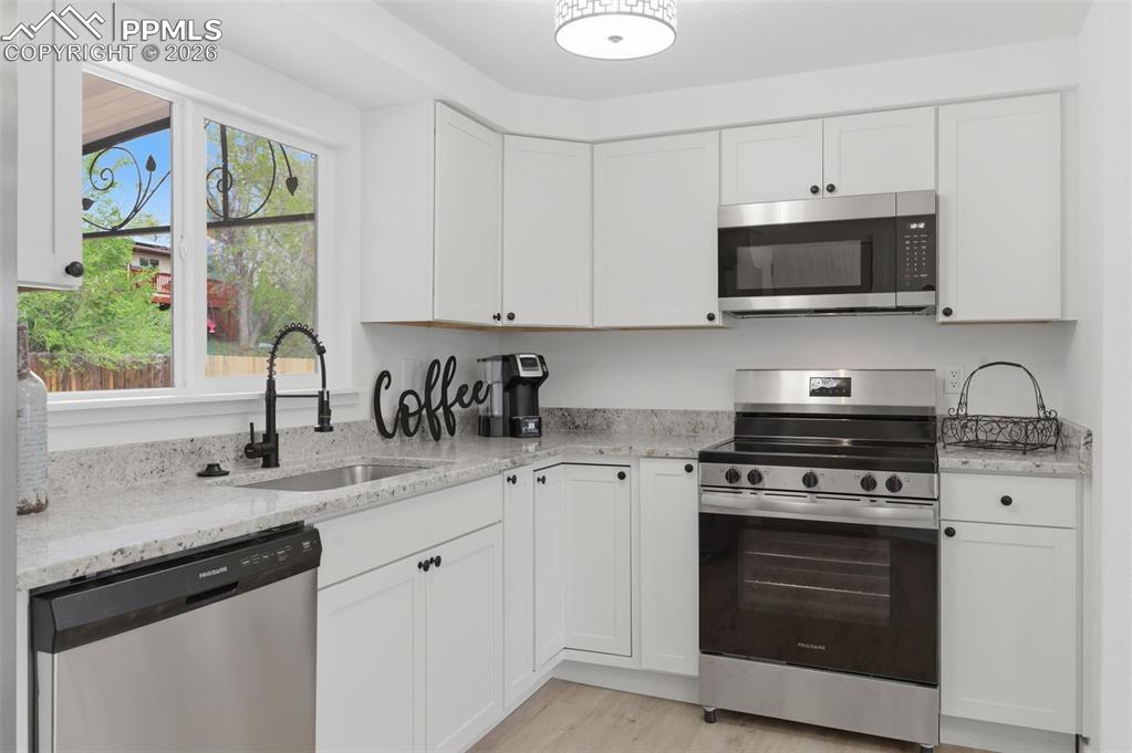 Image 10 of 28: Kitchen