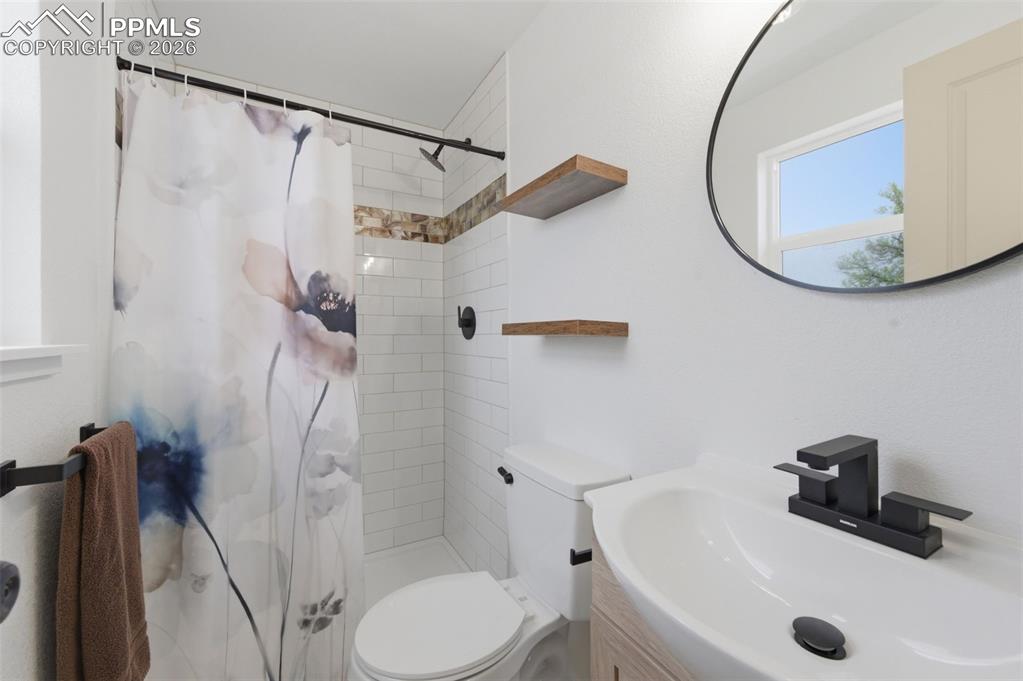 Image 15 of 28: Bathroom