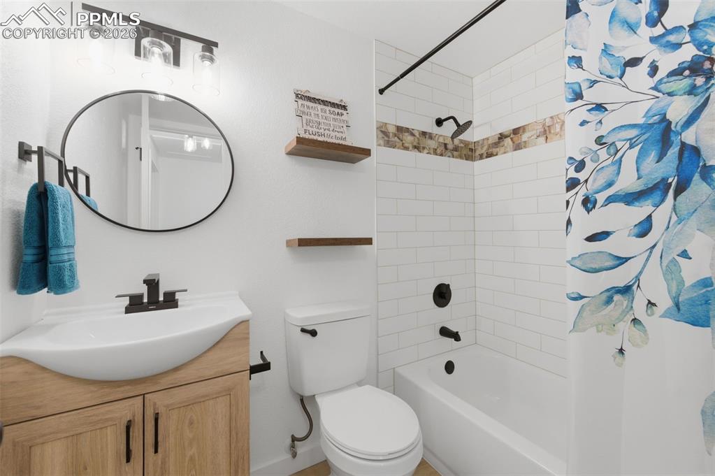 Image 20 of 28: Bathroom