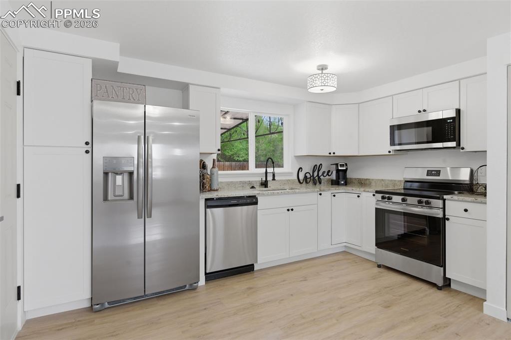 Image 7 of 28: Kitchen