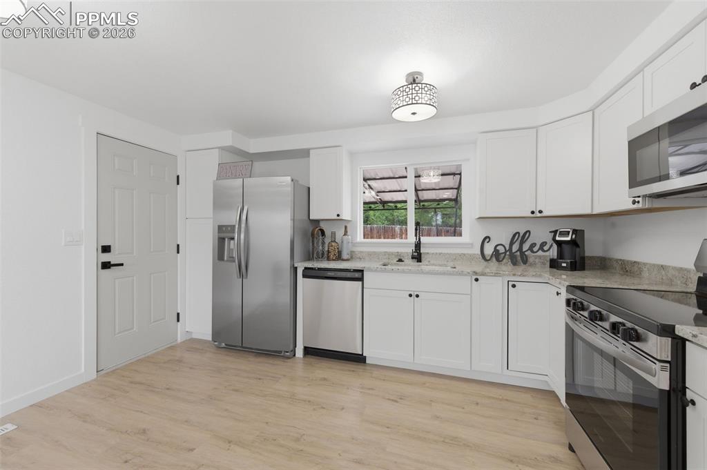 Image 8 of 28: Kitchen