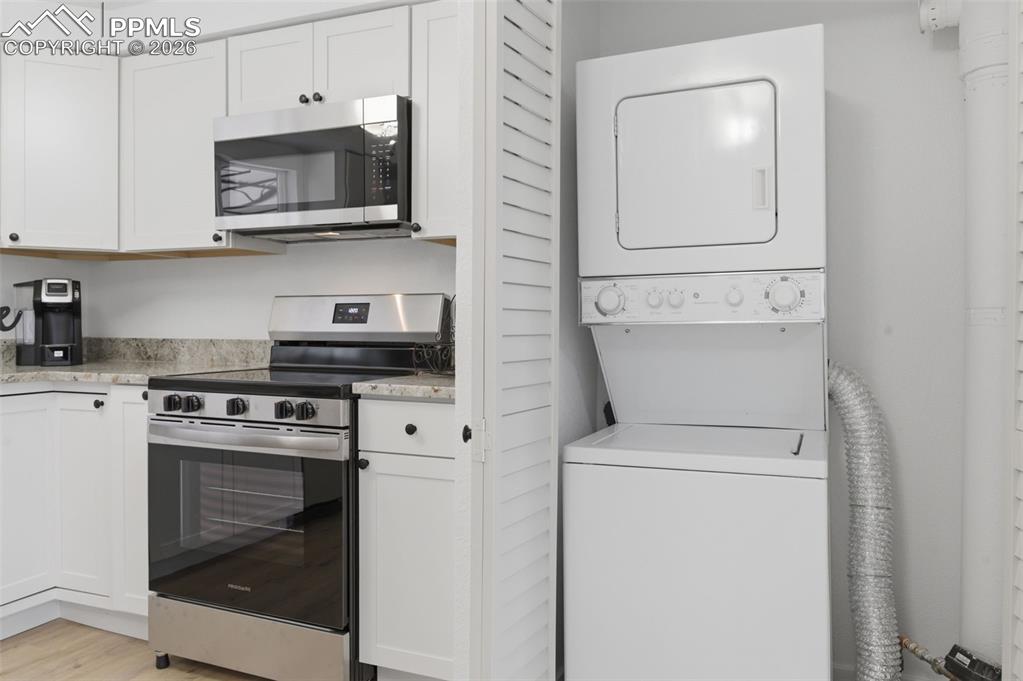 Image 9 of 28: Kitchen