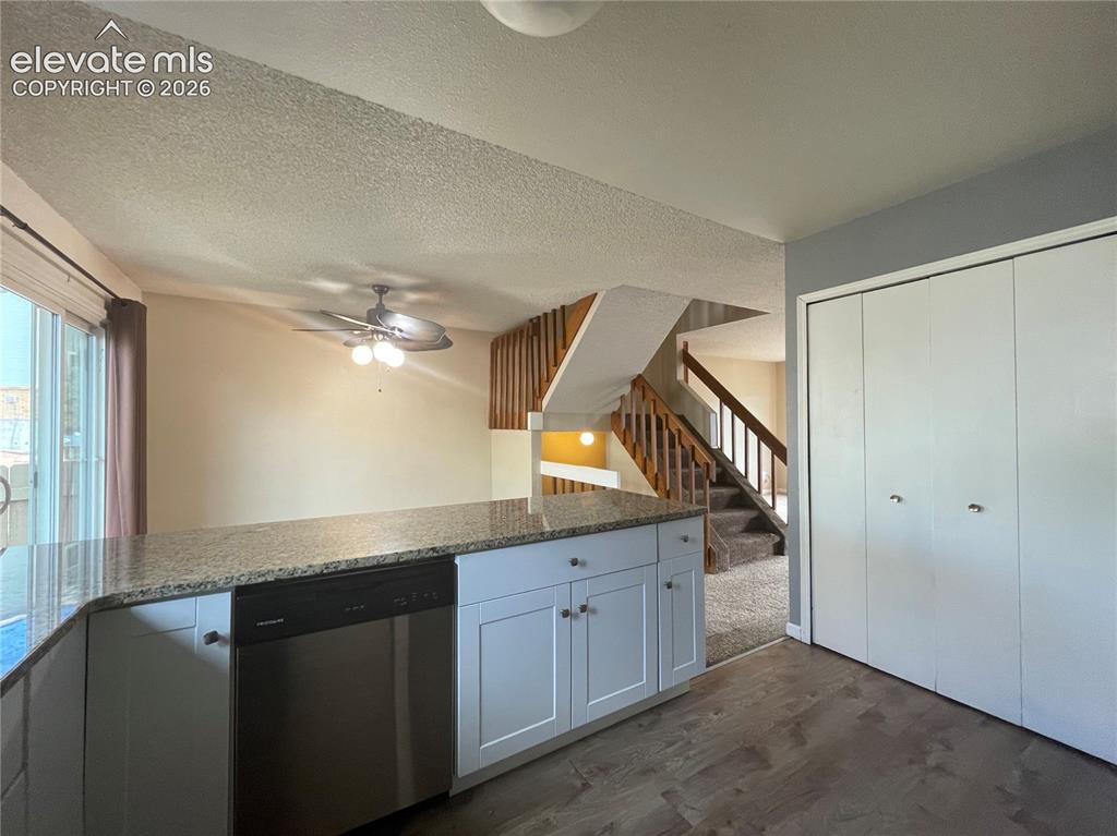 Image 10 of 28: Kitchen