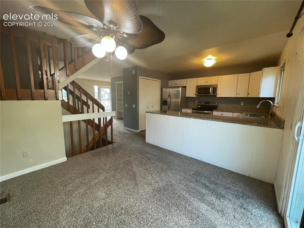 Image 11 of 28: Kitchen