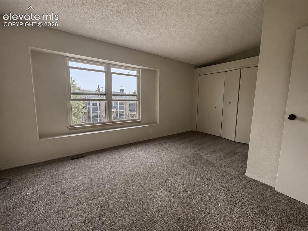 Image 14 of 28: Dining Room