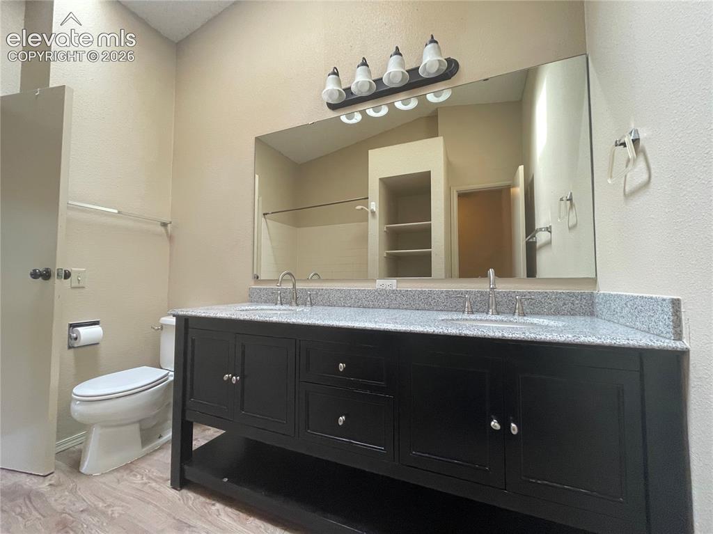 Image 16 of 28: Bathroom