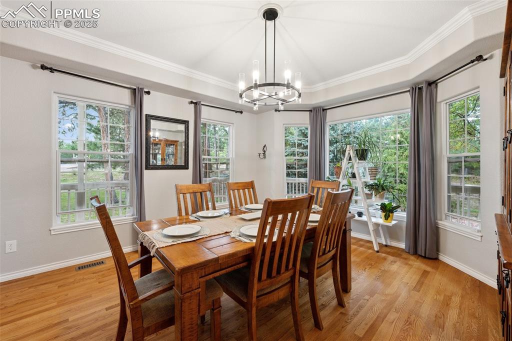 Image 12 of 45: Dining Area