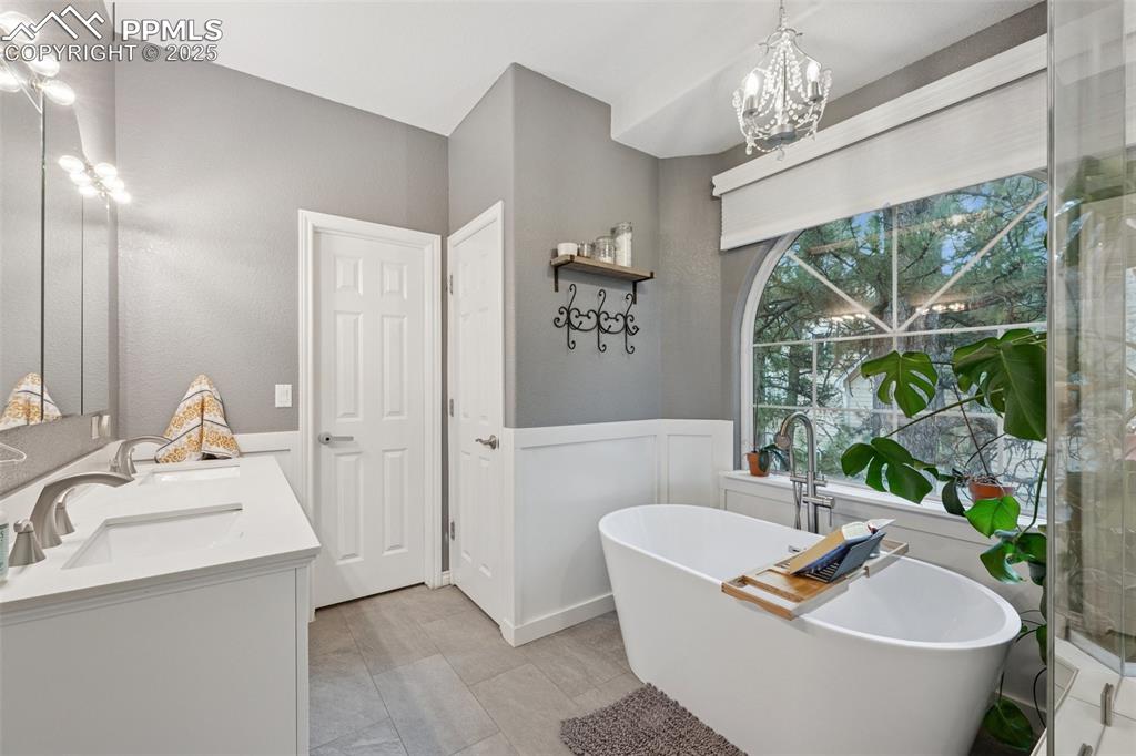 Image 18 of 45: Bathroom