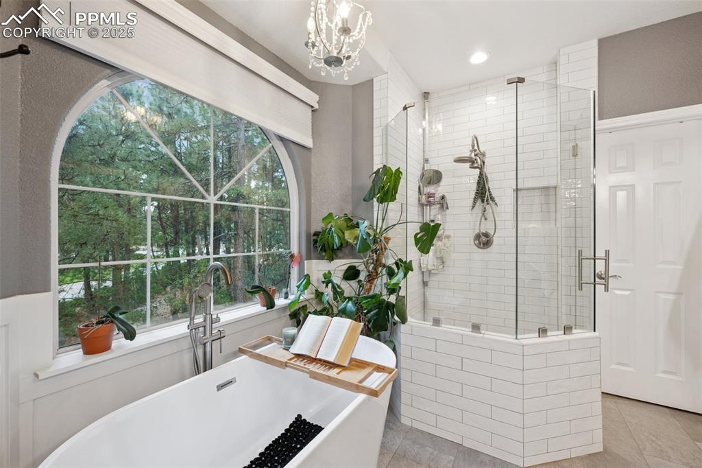 Image 19 of 45: Bathroom