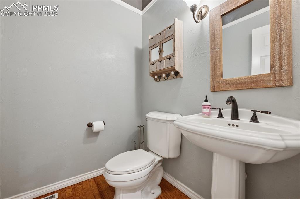 Image 21 of 45: Bathroom