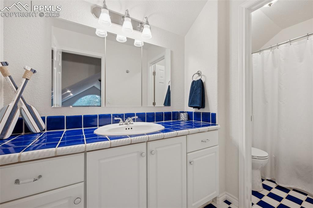 Image 26 of 45: Bathroom