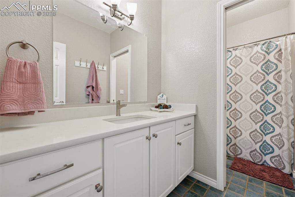 Image 33 of 45: Bathroom