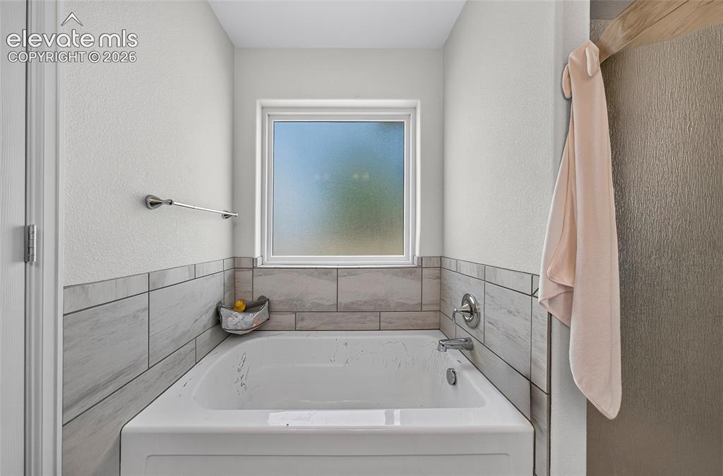 Image 18 of 30: Bathroom