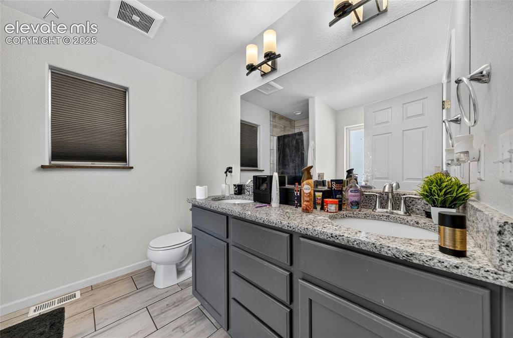 Image 19 of 30: Bathroom