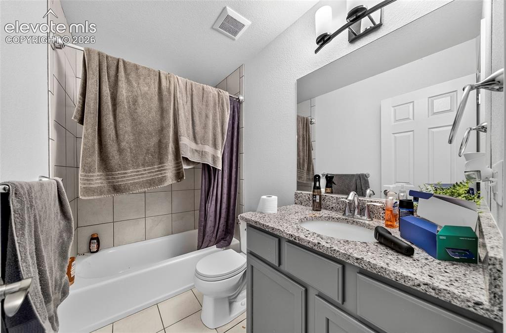 Image 25 of 30: Bathroom