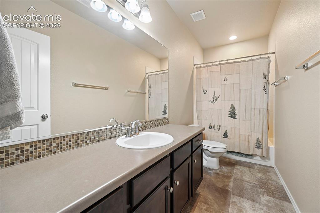 Image 31 of 40: Bathroom