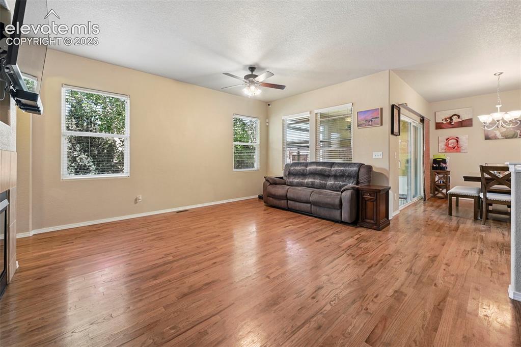 Image 5 of 40: Living Room