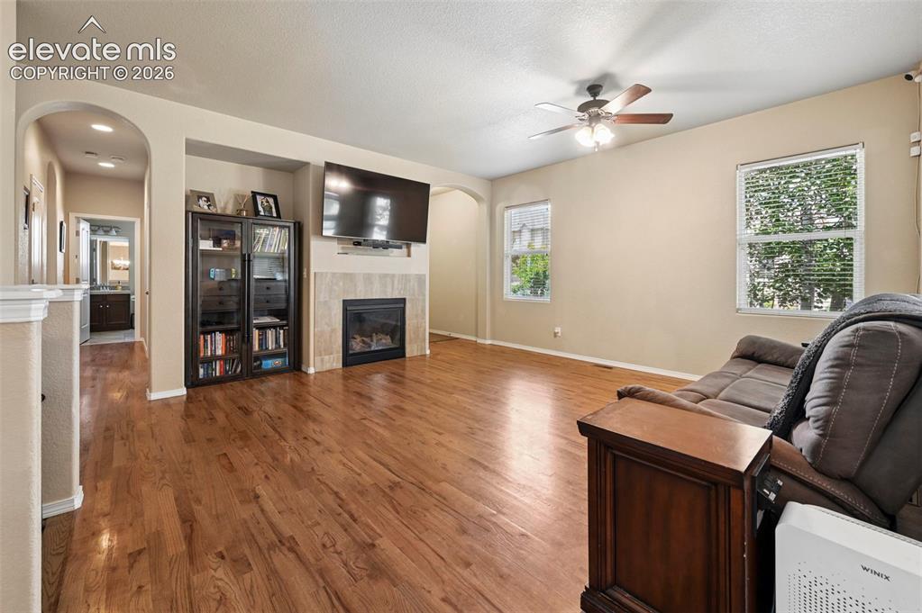 Image 6 of 40: Living Room