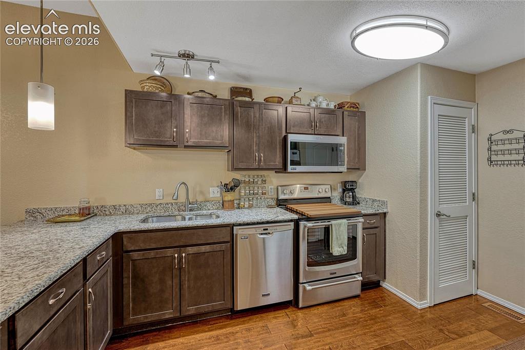 Image 13 of 38: Kitchen