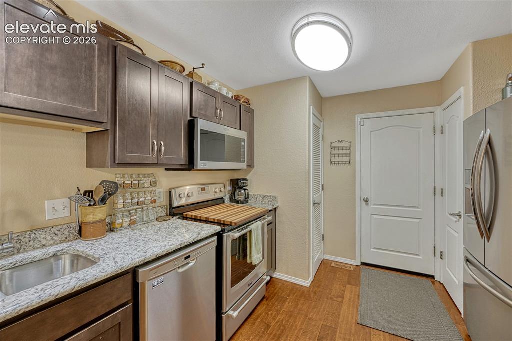 Image 16 of 38: Kitchen