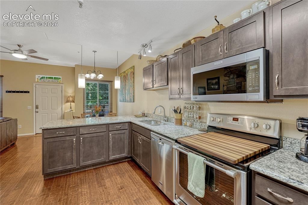 Image 17 of 38: Kitchen