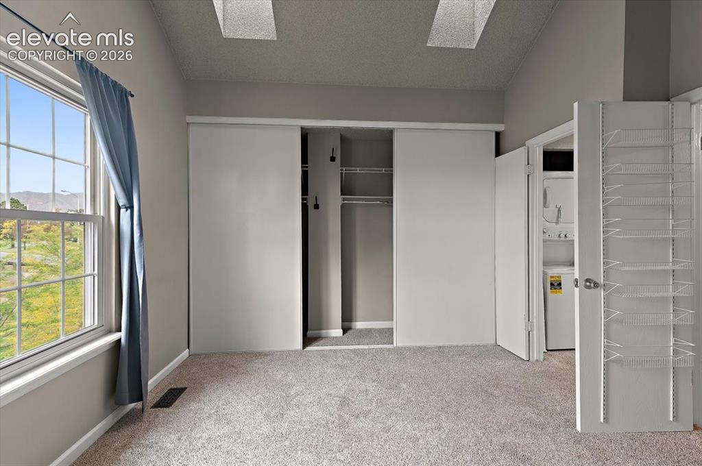 Image 19 of 31: Bedroom