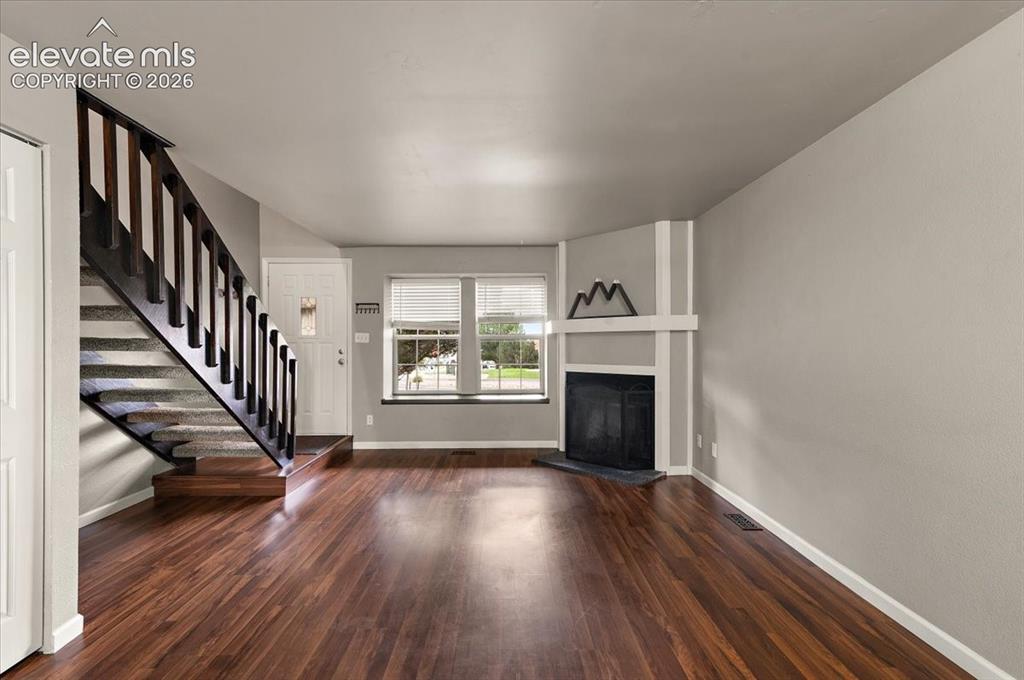 Image 6 of 31: Living Room