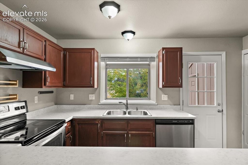 Image 7 of 31: Kitchen
