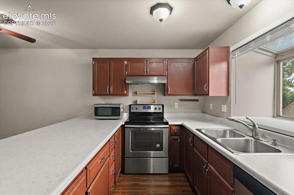 Image 8 of 31: Kitchen