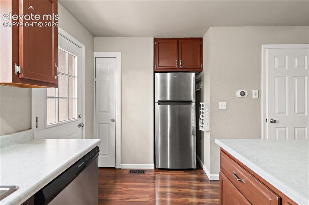 Image 9 of 31: Kitchen