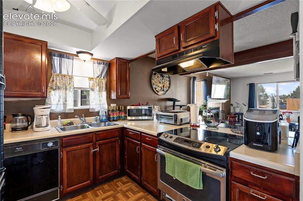 Image 10 of 20: Kitchen